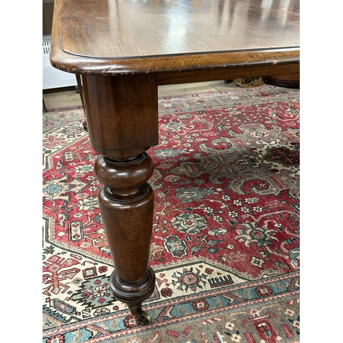 1413 - William IV mahogany extending dining table, fitted with an extra leaf, the moulded top on four turne... 