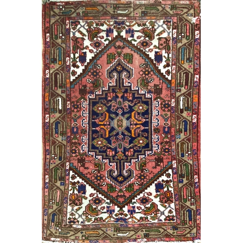 1251 - Hamadan rug, with central blue medallion on a washed red ground, 160 x 105cm