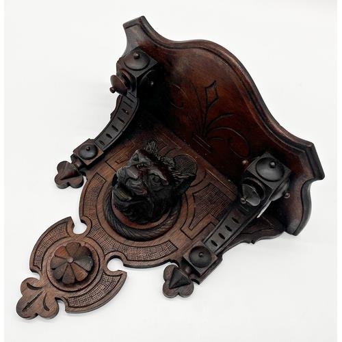 1147 - Aesthetic movement blackforest wall bracket, with deep relief carving of a wild cat head, 28cm high ... 