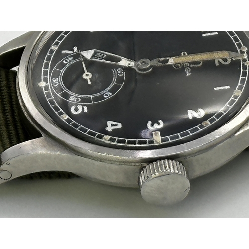 346 - A Gent's Omega H.S.10 Royal Navy Dive Supervisor's wristwatch, c.1945, the black dial with 'T' mark,... 