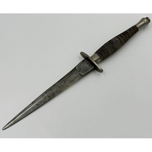 404 - WW2 1st pattern Fairbairn-Sykes Commando fighting knife. The hilt with nickel grip of chequered desi... 