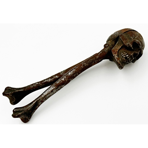 402 - Novelty antique iron skull nutcracker, 16cm long