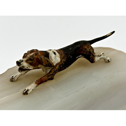 225 - Art Deco onyx pen tray mounted by a cold painted bronze foxhound, 16cm long