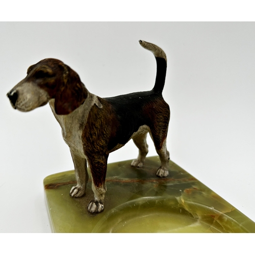 227 - Good quality Art Deco onyx ashtray mounted by an Austrian cold painted bronze Foxhound, 13cm high x ... 