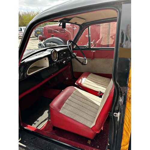 1 - 1960s Morris Traveller, BGT 592B, fully restored in wonderful order, date of first registration 1964... 