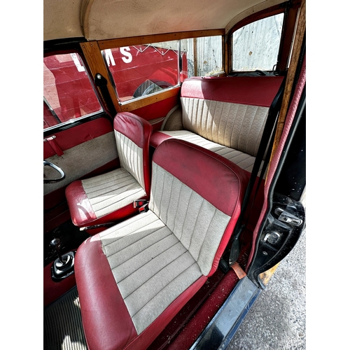 1 - 1960s Morris Traveller, BGT 592B, fully restored in wonderful order, date of first registration 1964... 