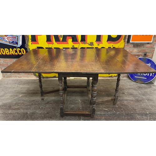 1373 - Early Georgian oak gateleg drop leaf dining table, on turned supports, 72cm high x 150cm extended