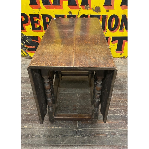 1373 - Early Georgian oak gateleg drop leaf dining table, on turned supports, 72cm high x 150cm extended