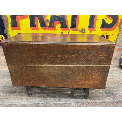 1373 - Early Georgian oak gateleg drop leaf dining table, on turned supports, 72cm high x 150cm extended