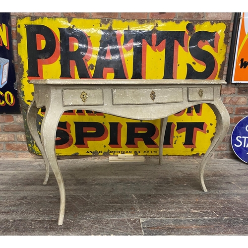 1374 - Good 18th century French serpentine bureau plat, with original finish, fitted with three drawers on ... 