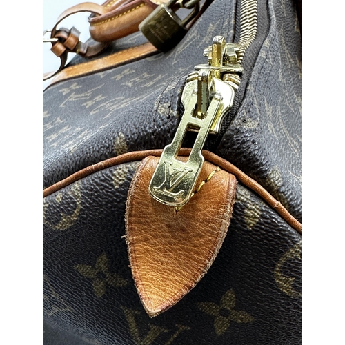 254 - A classic Louis Vuitton Keepall 50 travel bag in brown monogram canvas and leather.
Hardware in gilt... 