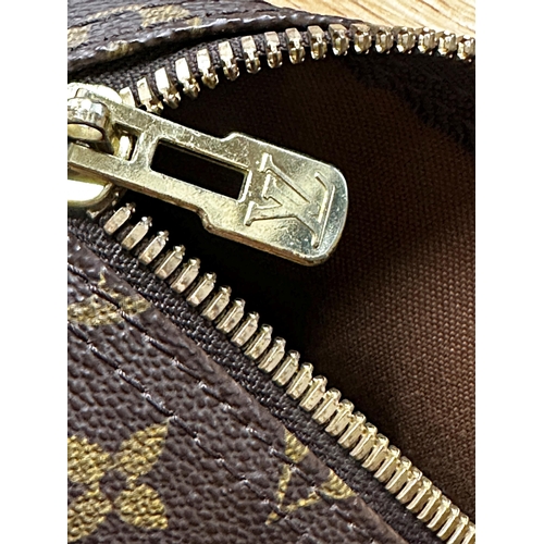 254 - A classic Louis Vuitton Keepall 50 travel bag in brown monogram canvas and leather.
Hardware in gilt... 