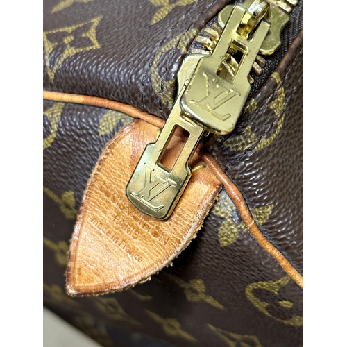 254 - A classic Louis Vuitton Keepall 50 travel bag in brown monogram canvas and leather.
Hardware in gilt... 