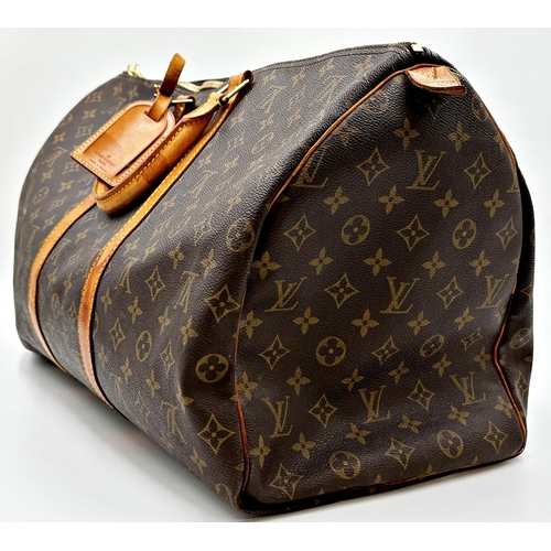 254 - A classic Louis Vuitton Keepall 50 travel bag in brown monogram canvas and leather.
Hardware in gilt... 