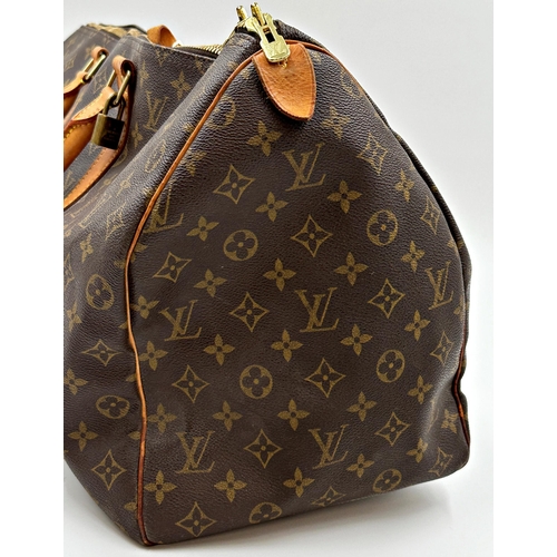 254 - A classic Louis Vuitton Keepall 50 travel bag in brown monogram canvas and leather.
Hardware in gilt... 