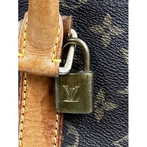 254 - A classic Louis Vuitton Keepall 50 travel bag in brown monogram canvas and leather.
Hardware in gilt... 