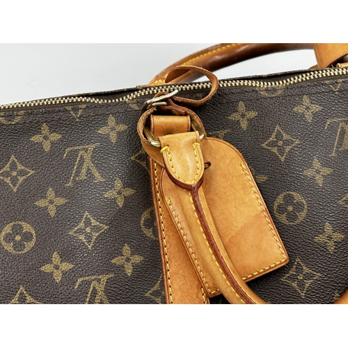 254 - A classic Louis Vuitton Keepall 50 travel bag in brown monogram canvas and leather.
Hardware in gilt... 