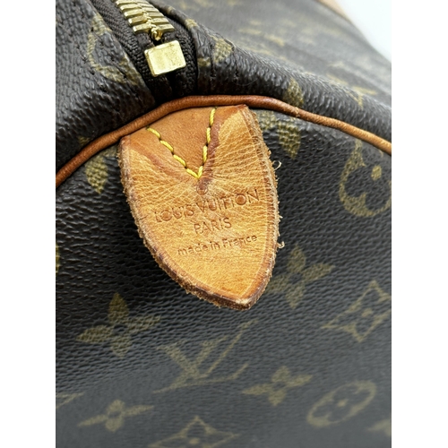 254 - A classic Louis Vuitton Keepall 50 travel bag in brown monogram canvas and leather.
Hardware in gilt... 