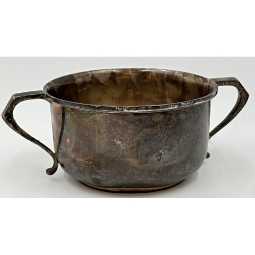 141 - 1930s silver twin handled porringer, maker Joseph Rodgers & Sons, Sheffield 1938, 15cm wide, 4.5oz a... 