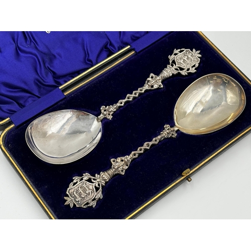 214 - Cased pair of Edwardian silver crested spoons, with 'Three Lions' crest knop and pierced twisted sha... 