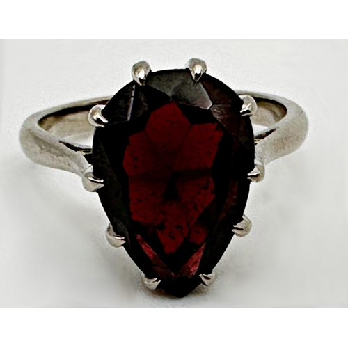 238 - 18ct white gold garnet ring, size J/K, 5.2g