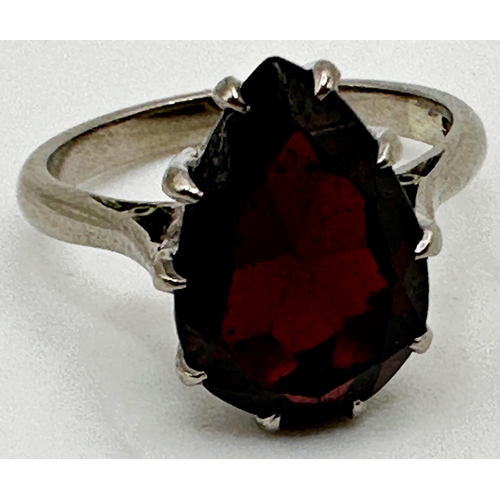 238 - 18ct white gold garnet ring, size J/K, 5.2g