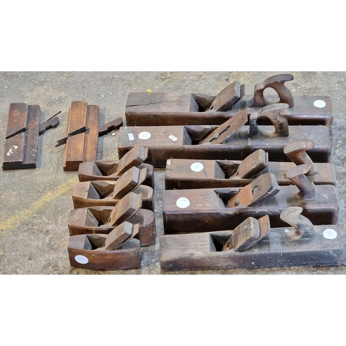 450 - Collection of vintage carpenters wood block planes of varying sizes (11)