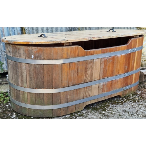 1002 - A good coopered barrel bath tub/planter with removable lid and drainage hole, 64cm high x 160cm long... 