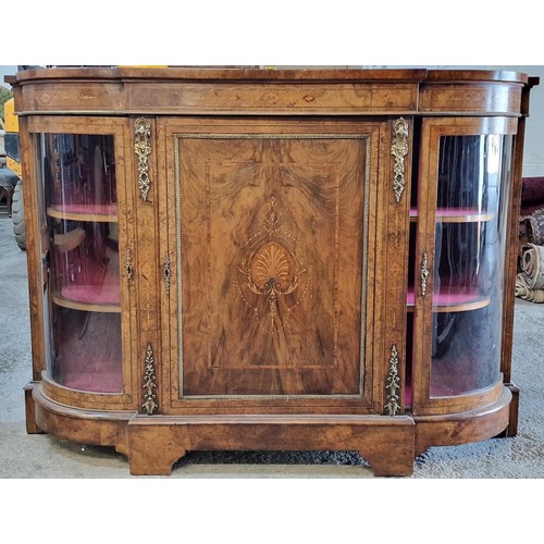 1361 - Good quality 19th century Italian walnut breakfront credenza, with single panelled central door with... 