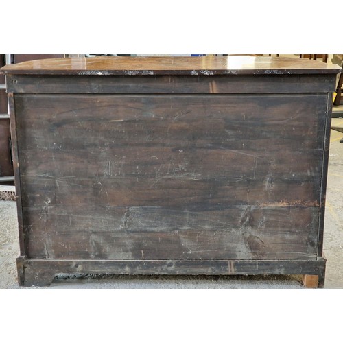 1361 - Good quality 19th century Italian walnut breakfront credenza, with single panelled central door with... 