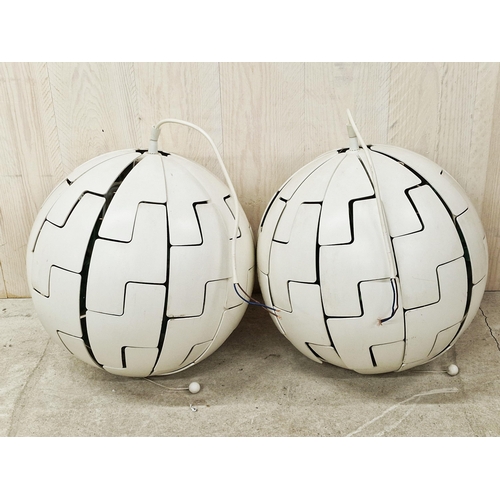 1155 - Interesting pair of mid century hanging pendant lamps, made of white plastic of metamorphic form goi... 