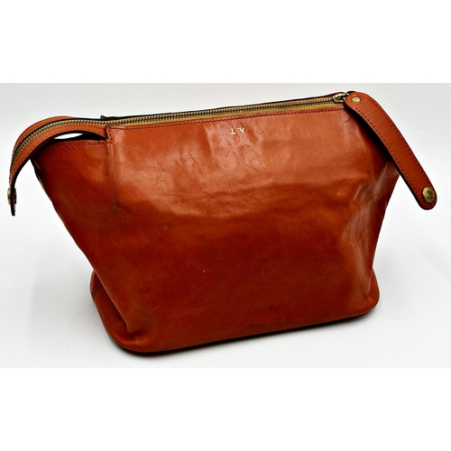 355 - Swaine Adeney Brigg tan leather wash bag featuring gilt metal hardware, hand loop for carrying or ha... 