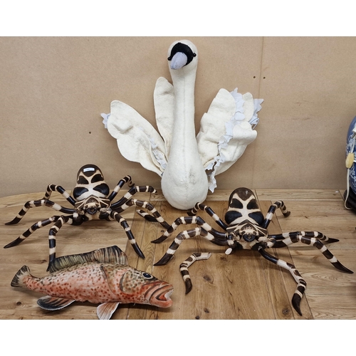 103 - Mixed fun lot to include a felt swan wall mount with adjustable feathers, two large wooden spiders a... 