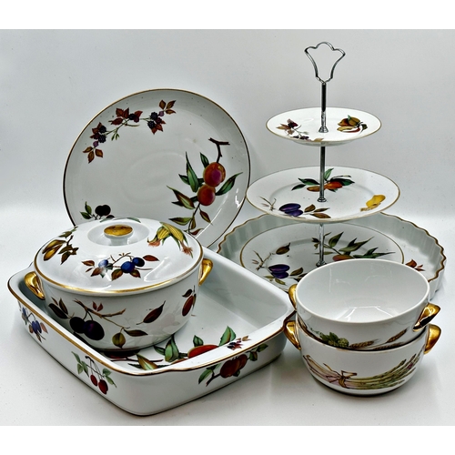 101 - Extensive and comprehensive collection of Royal Worcester Evesham pattern tea and dinner wares