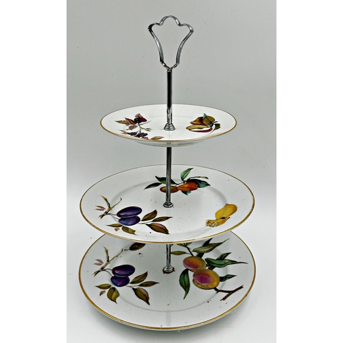 101 - Extensive and comprehensive collection of Royal Worcester Evesham pattern tea and dinner wares