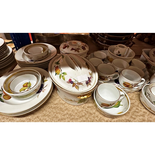 101 - Extensive and comprehensive collection of Royal Worcester Evesham pattern tea and dinner wares