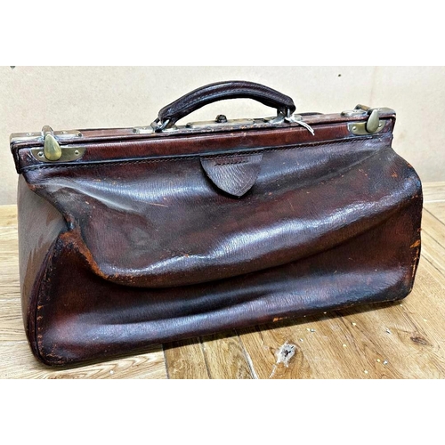 105 - Vintage leather Gladstone bag, 47cm long