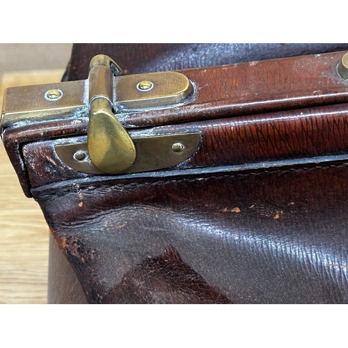 105 - Vintage leather Gladstone bag, 47cm long