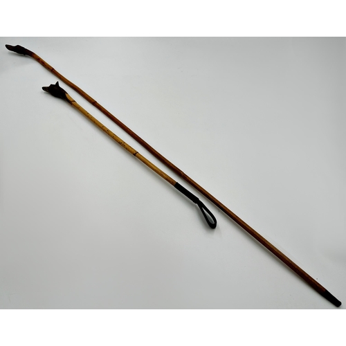 744 - Probably by Swaine & Adeney - Good hand carved riding crop with fox head knop and bamboo shaft, unma... 