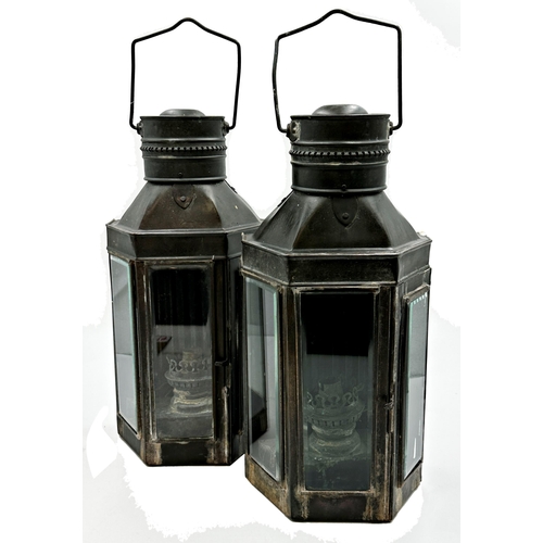 1176 - Good quality pair of 19th century sheet metal carriage lanterns with bevelled glass plates, 41cm hig... 