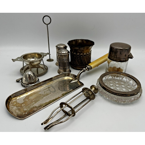 276 - Mixed collection of silver to include William Comyns brush pot, pair of peppers, bone handled dust p... 