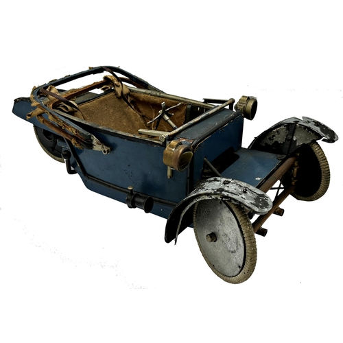 708 - Good quality scale model of an early 3-wheeler Morgan, 47cm long