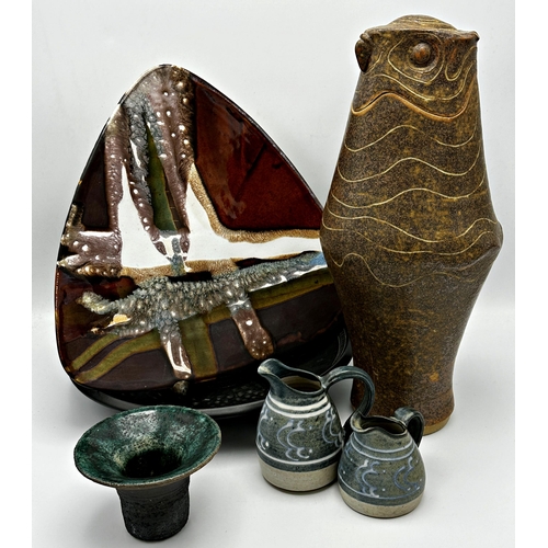 489 - A collection of pottery to include an Alison Botherwick owl vase, three large chargers, small raku v... 