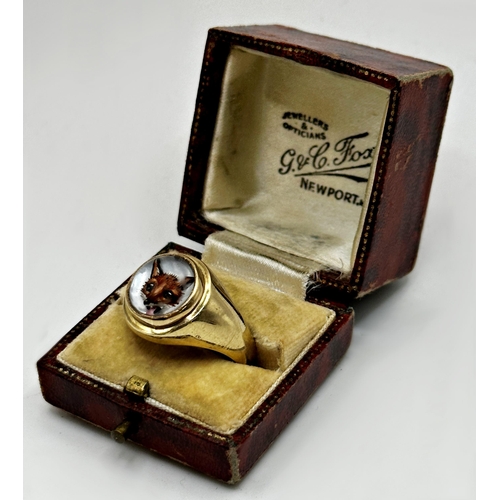 104 - 9ct signet ring set with Essex crystal intaglio fox's head in a closed back setting, size T, 9.3 g