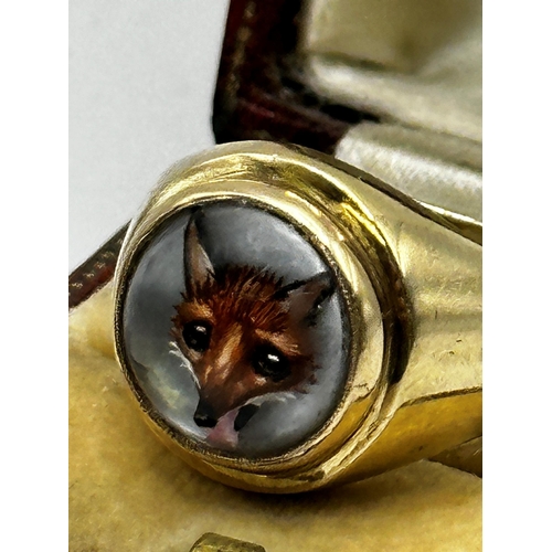 104 - 9ct signet ring set with Essex crystal intaglio fox's head in a closed back setting, size T, 9.3 g