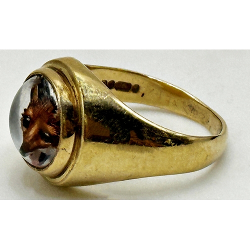 104 - 9ct signet ring set with Essex crystal intaglio fox's head in a closed back setting, size T, 9.3 g