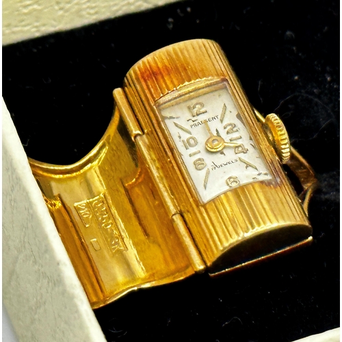 110 - Good Vintage 18k novelty Praesent 17 jewels watch ring, hinged door enclosing a square dial with gil... 