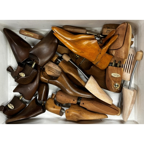 594 - Good collection of vintage shoe lasts (collection)