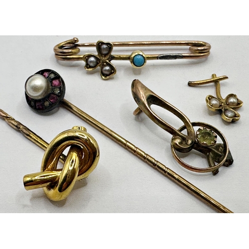 145 - Two 9ct stick pins, with a further 9ct seed pearl and turquoise brooch and a further broken 9ct broo... 