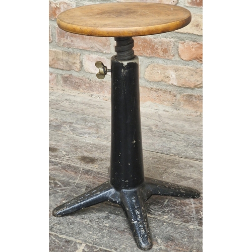 1234 - Vintage 'Singer' industrial adjustable stool, 62cm max height